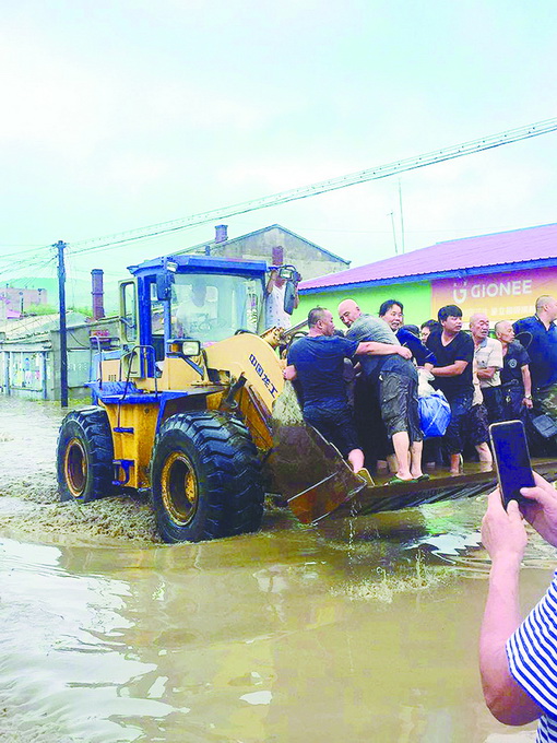 哈尔滨玉泉镇洪水湍急,他们开铲车救了200多人,网友点赞