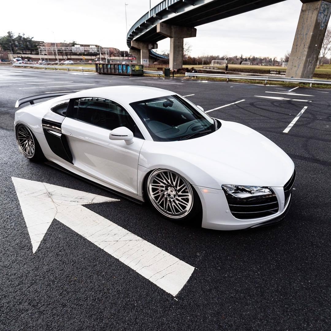 改装过后的白色奥迪r8