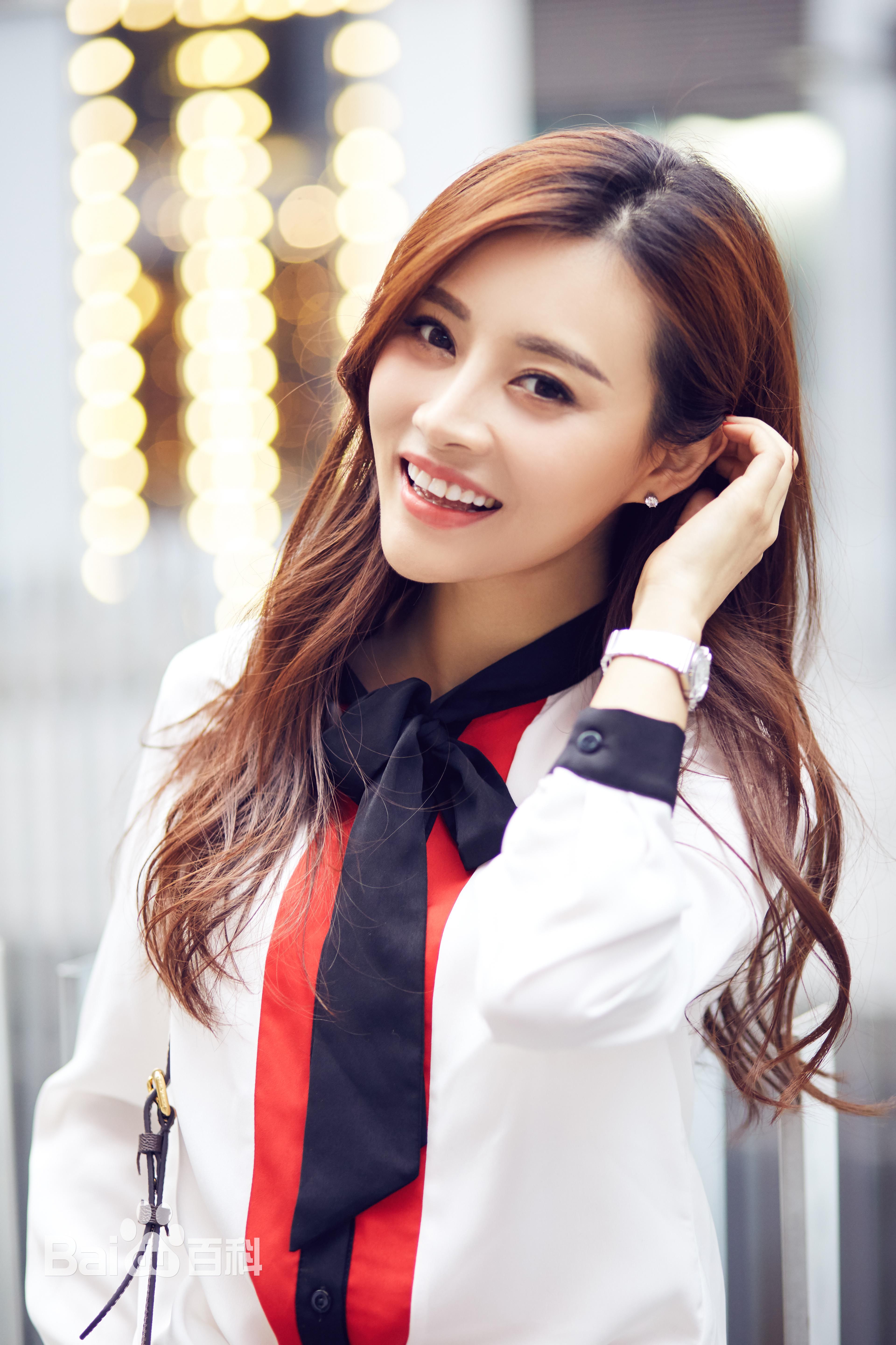 2003年,出演自己的处女作《十八岁的天空》开始正式进入演艺圈.