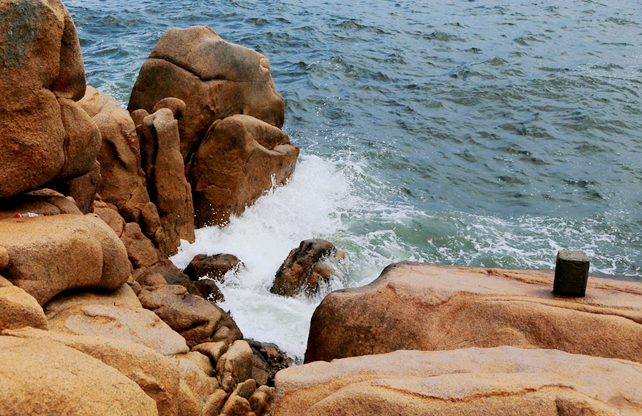 世界上最刺激的石头,能把人完全吞噬,又吐出来,吸引了大批游客