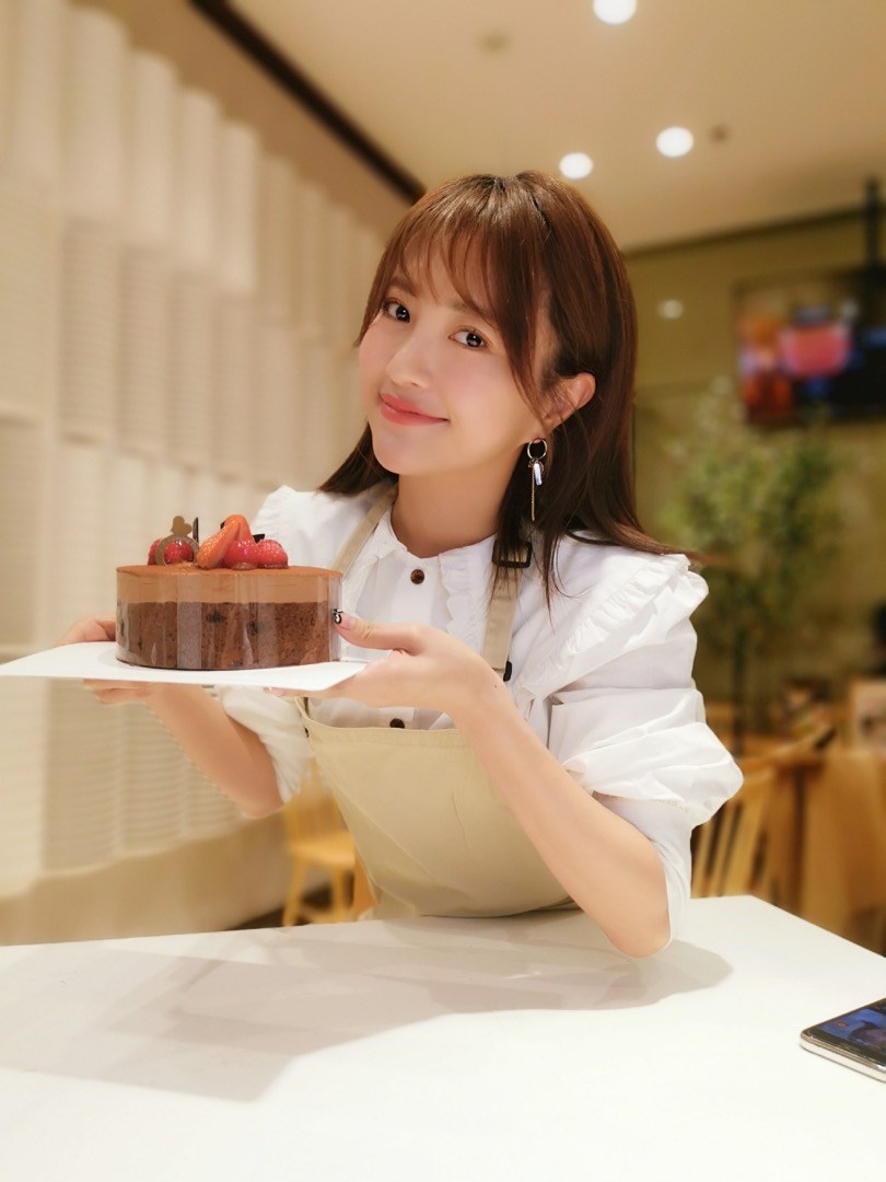 包文婧化身美厨娘少女感爆棚 与包饺子搞怪自拍