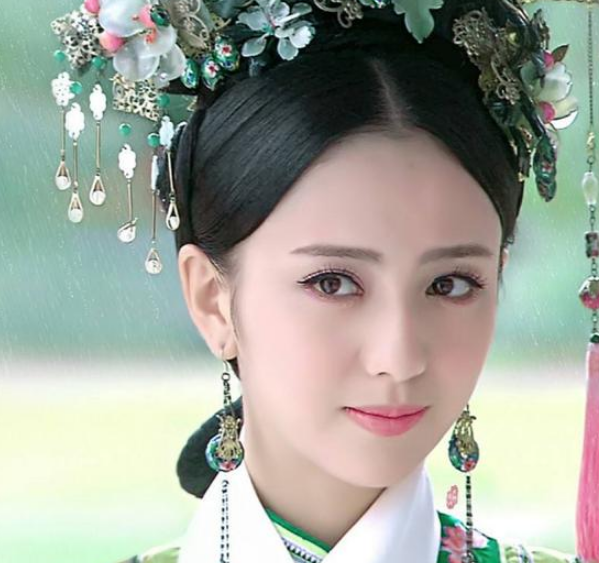 一直认为佟丽娅很美,直到看见她跟吕一的合照,颜值被高估了!