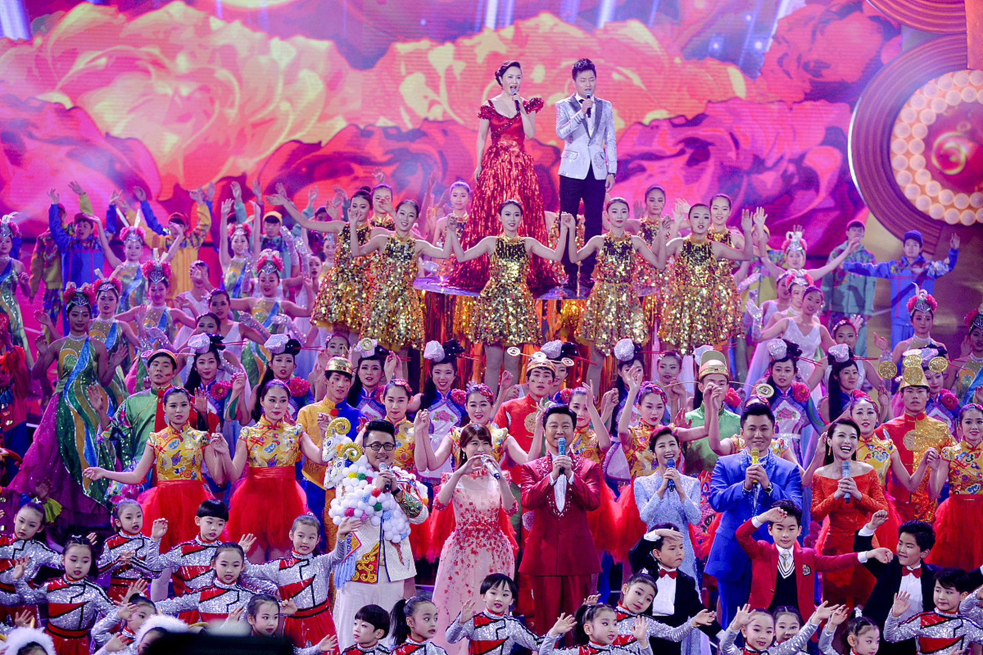 你认为应如何提升春晚歌舞表演的观众参与感和体验感?