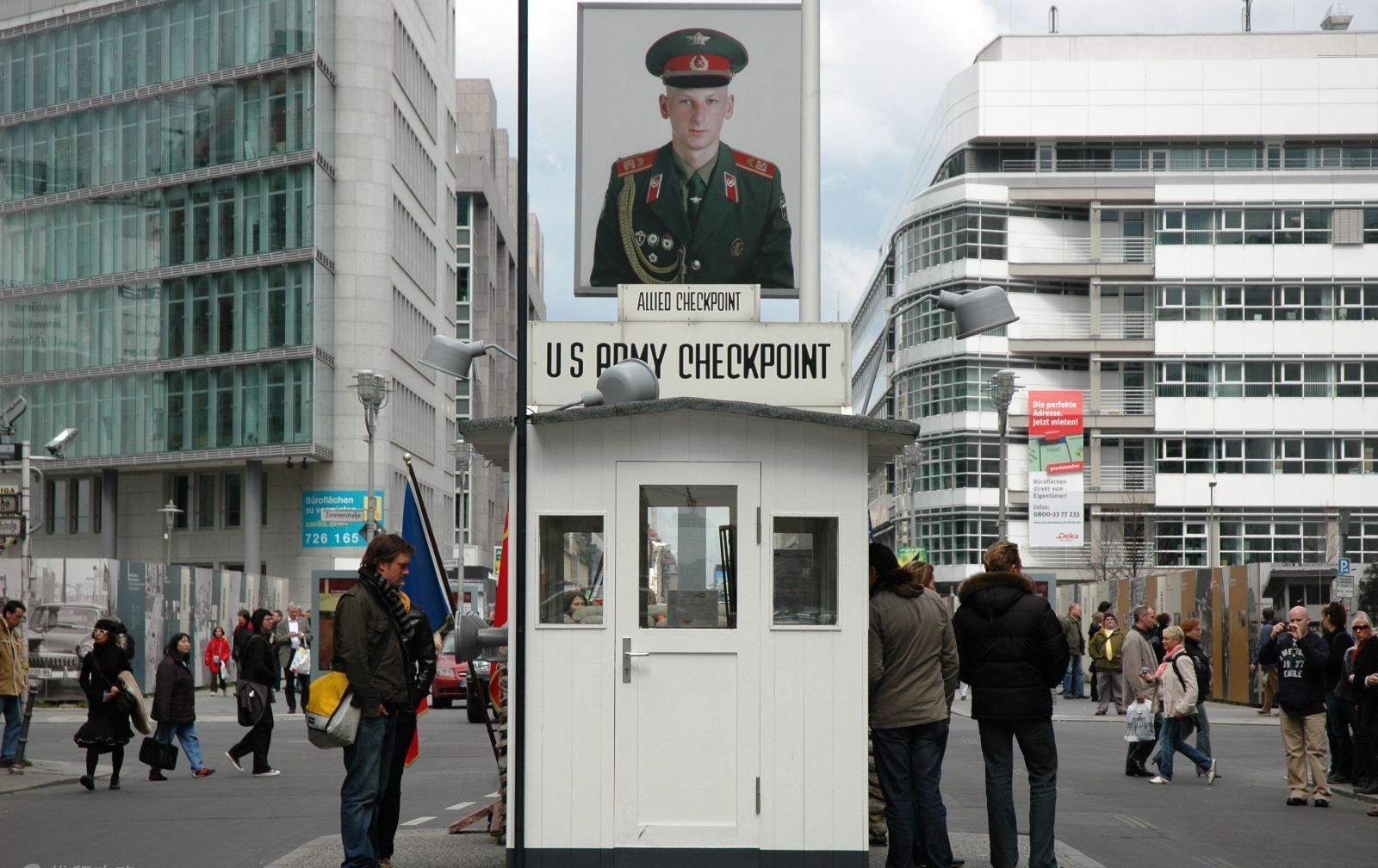 除此之外,查理检查站博物馆开设了国际非暴力人权运动展厅,主题包括从