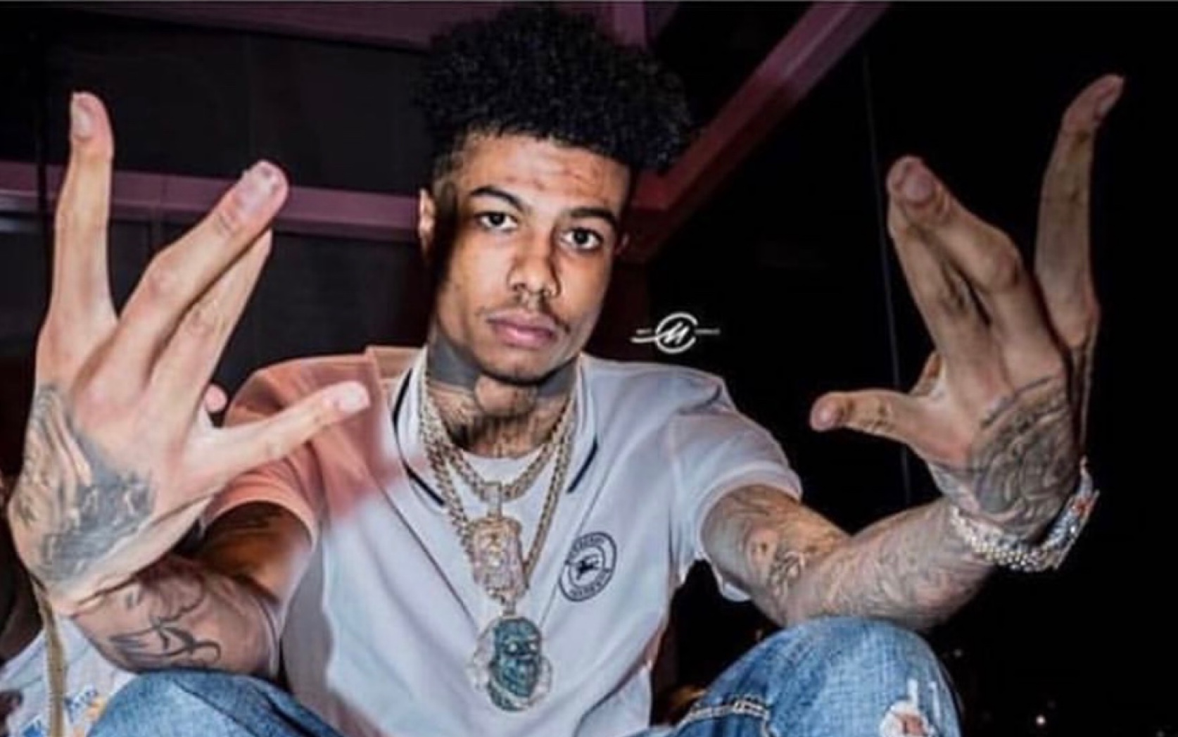 知名歌星街头疯狂撒钱,引围观路人哄抢,网友:这是在嘲笑穷人!