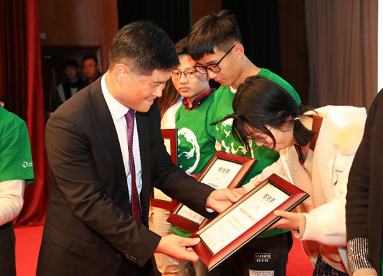康菲石油副总裁杨玉民先生为获奖同学颁奖