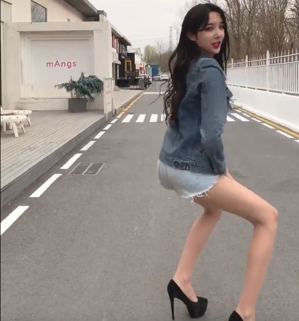 艾比穿上高跟鞋,腿长足有一米八,粉丝:就是有点瘦!