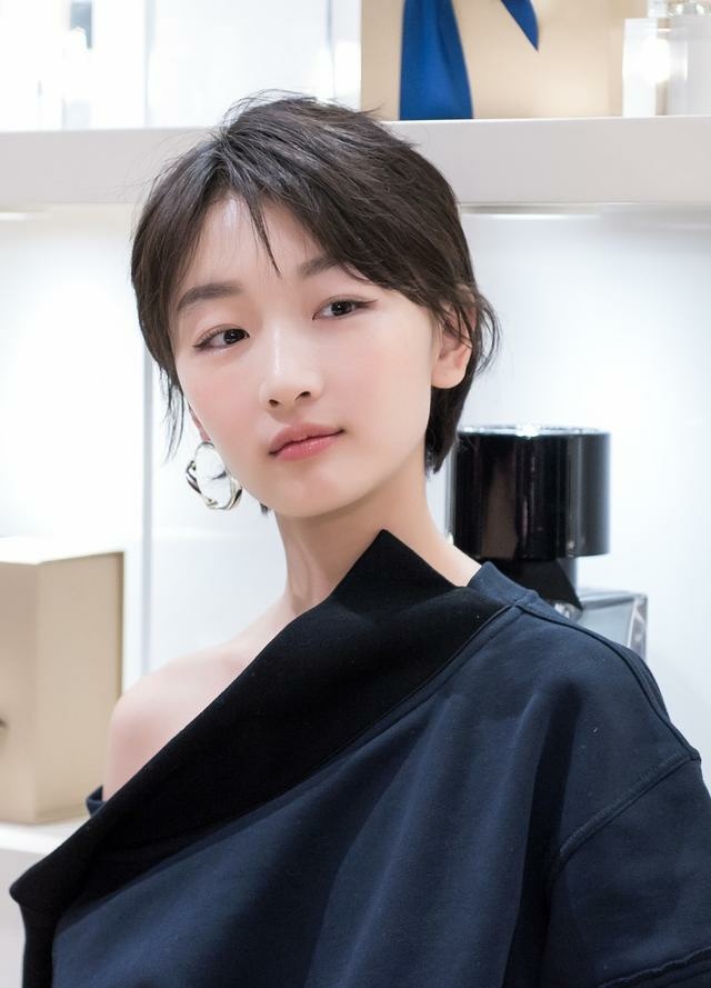 杨蓉周冬雨这些女明星的嘴看着很特别,因为她们都有"唇珠"