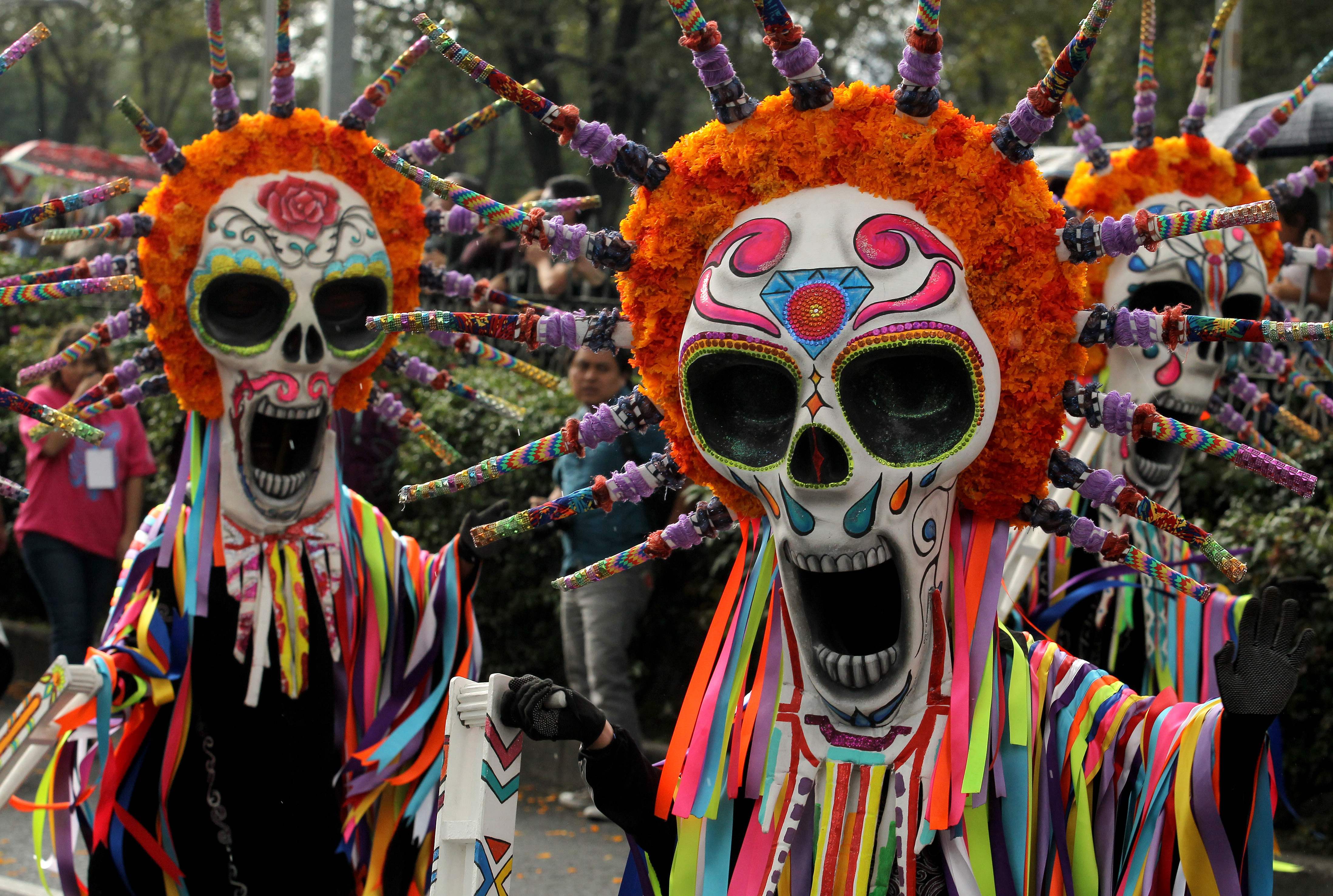 墨西哥举行亡灵节游行