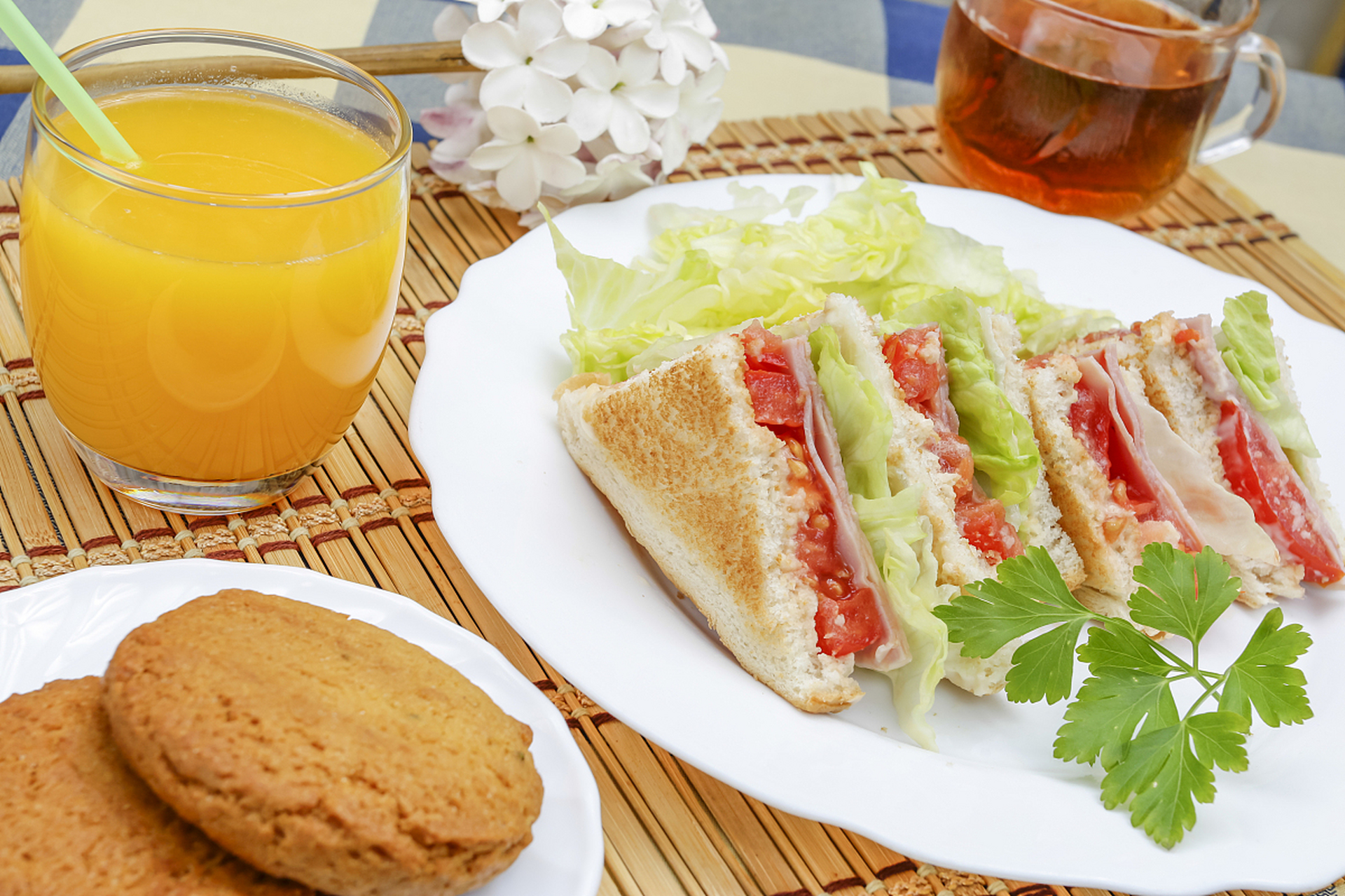 法棍面包 (baguette) 描述:法棍是法国人的主食之一,以其酥脆的外皮