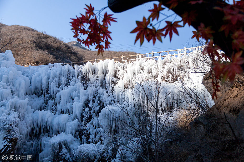 门头沟神泉峡景区冰瀑壮美 引游人纷纷赏景拍照