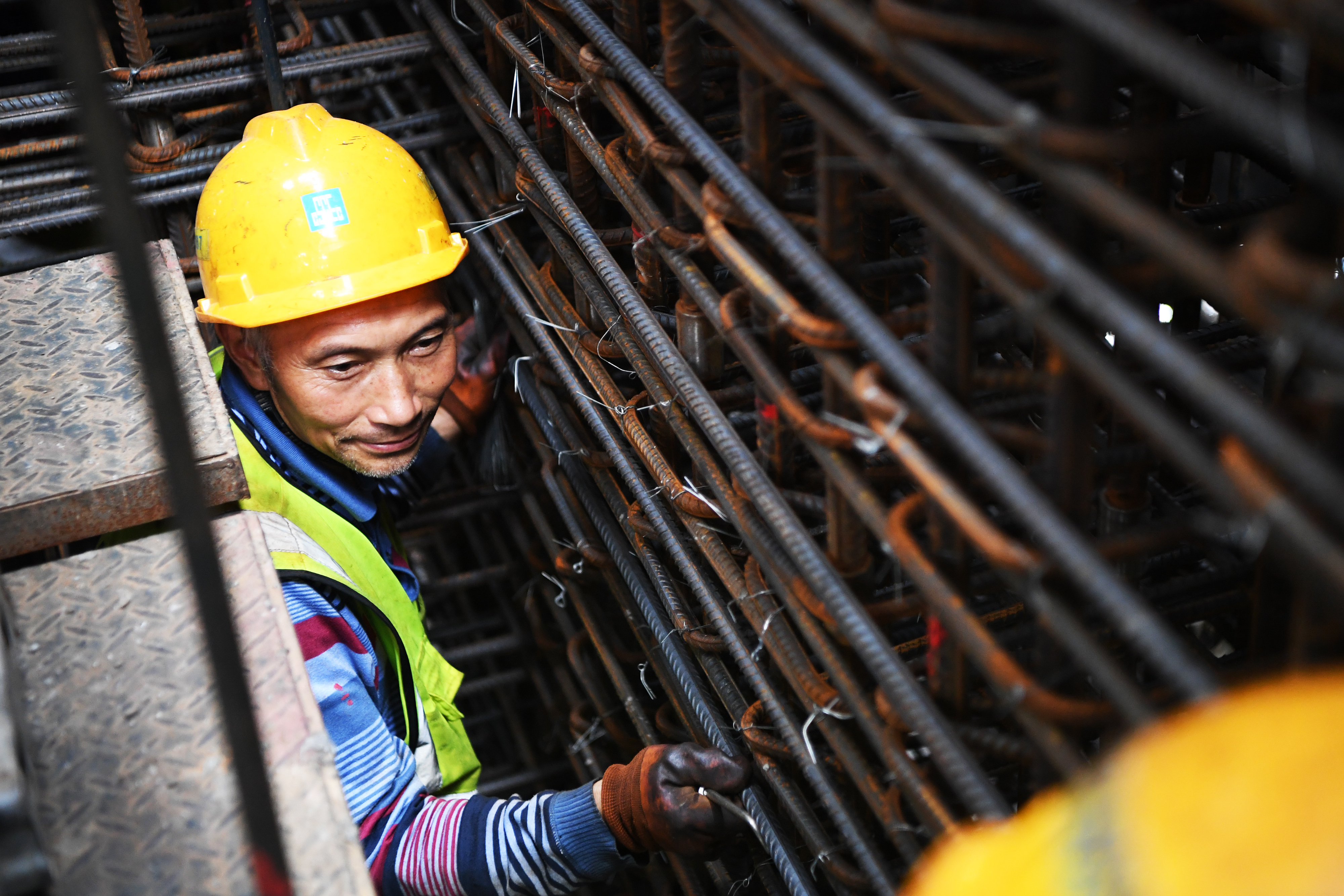 忙    6月5日,建筑工人在重庆万科超高层项目二期塔楼施工现场作业