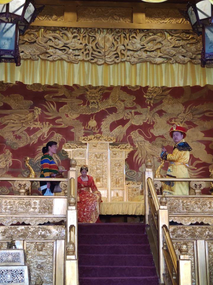 走进宫殿果然不出所料,皇帝和皇后在龙椅那都开始拍起来了