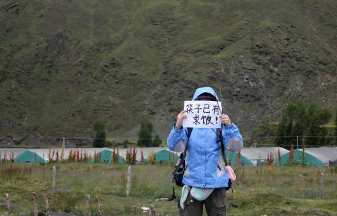 据调查得知,一些"穷游女"为了能够得到司机们的帮助,经常扮可怜以博