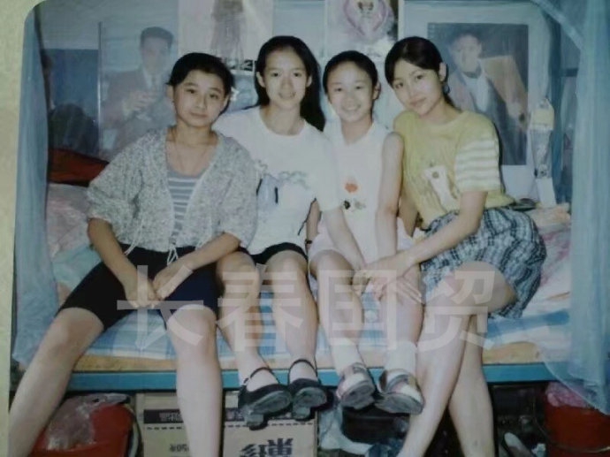 章子怡和小学同学合影曝光!颜值没有优势,少女期穿着短裤很随意