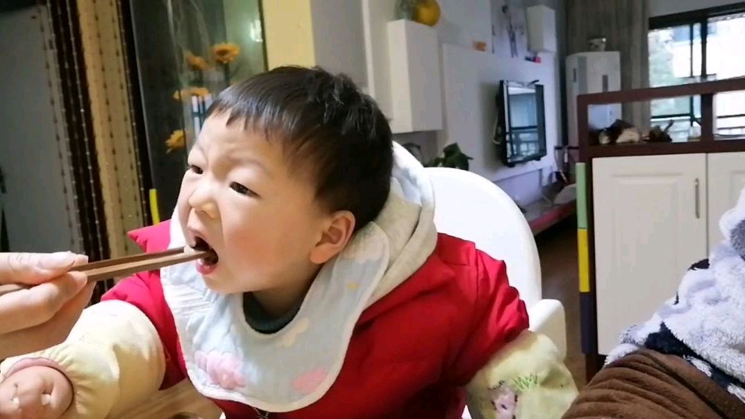 爸爸起早为家人做早餐,孩子吃的好开心,一家人有说有笑好温馨!