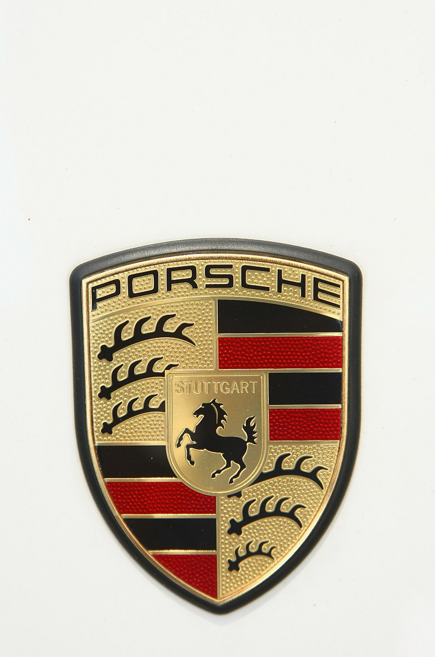 保时捷车标由费利·保时捷博士于1953年设计,是一个盾形徽章.