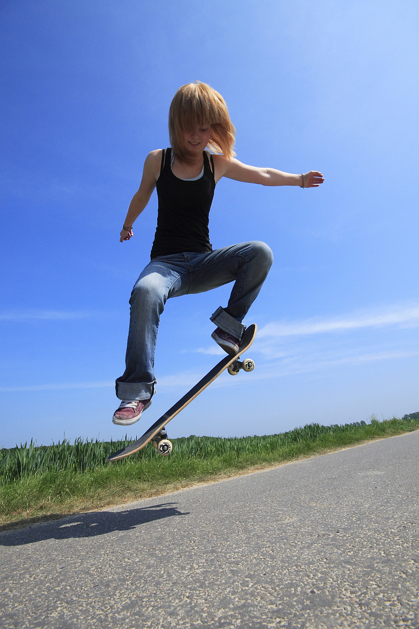 合理安排时间和场地,注意安全和防护措施,适度消费可以享受滑板带来的