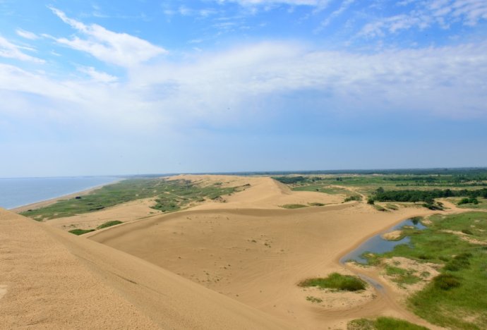 翡翠岛:有蓝色的大海和黄色的沙漠,这里是沙漠和大海的吻痕