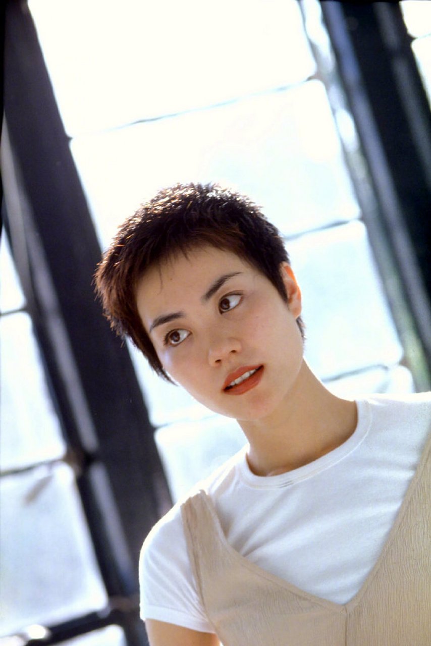 王菲的一组早年短发的照片,配t恤连衣裙清爽又帅气,"天后"果然什么