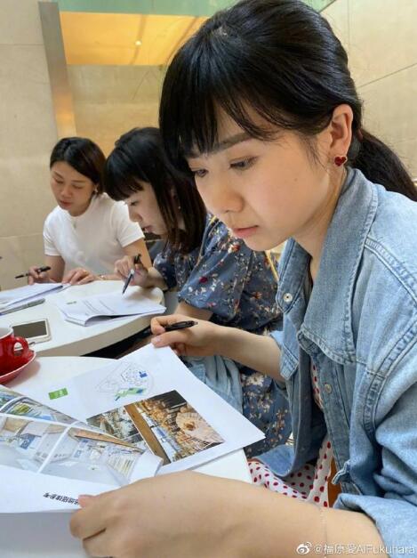 福原爱晒澳大利亚工作照 蝴蝶结发带呆萌可爱