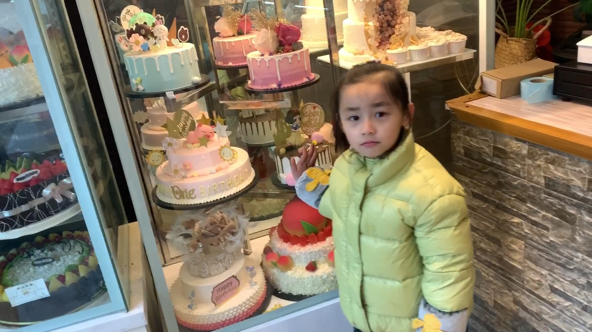 女儿正月初一的生日,今天带着她去订蛋糕