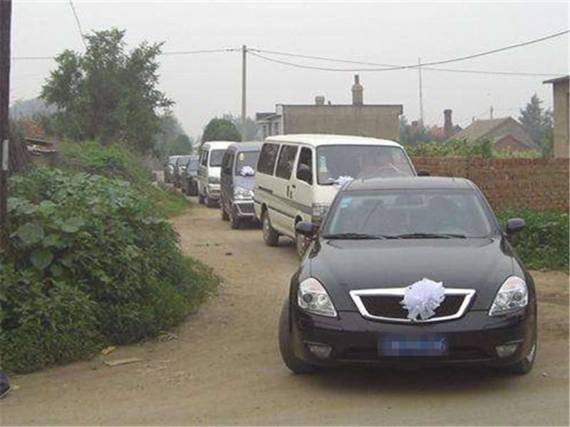 奥迪每天混入出殡车队,只为骗盒烟?因眼熟还找到了同道中人!