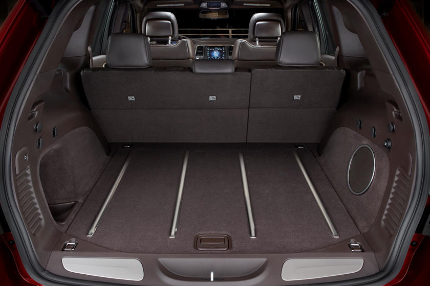 百公里油耗近20升,jeep大切诺基srt-8起价48万元,6.4升475马力