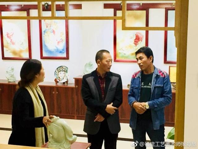 张海昆参观景德镇市陶瓷艺术家"皮六炎"大师作品