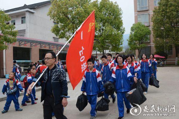 涟源市三一学校开展"美我校园 感恩自然"主题学雷锋活动