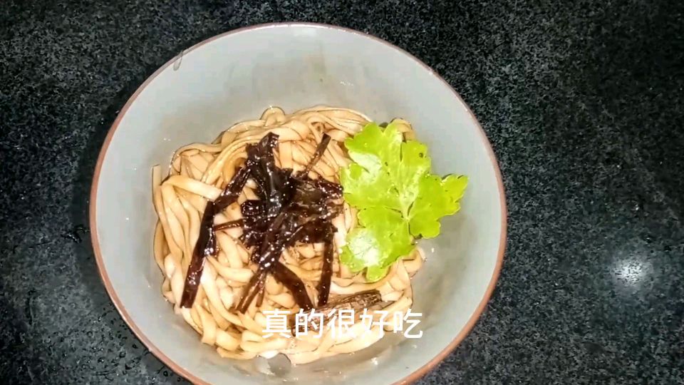 小李在家做的葱油拌面,鲜香爽口,非常地好吃,拿红烧肉我也不换