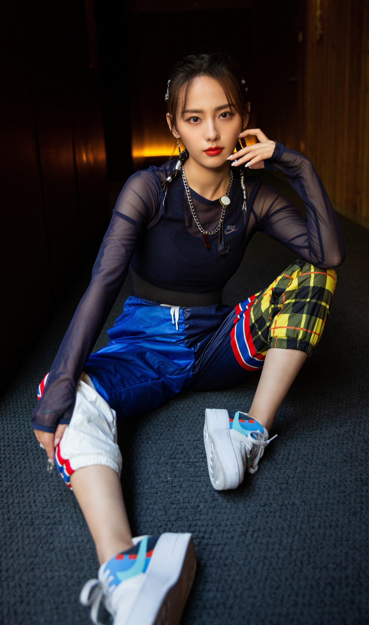 图一是宋茜,身穿粉色毛毛上衣,拥有恬静的魅力,简直太美了!