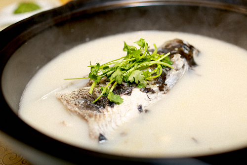 白萝卜鱼头汤是冬季最平民的大补汤