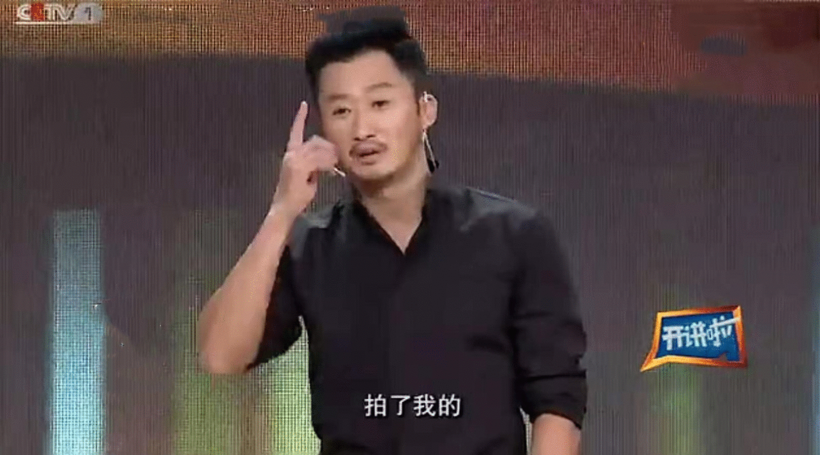 甄子丹开玩笑称与吴京的经典打戏使用的是道具木棍,引发热议