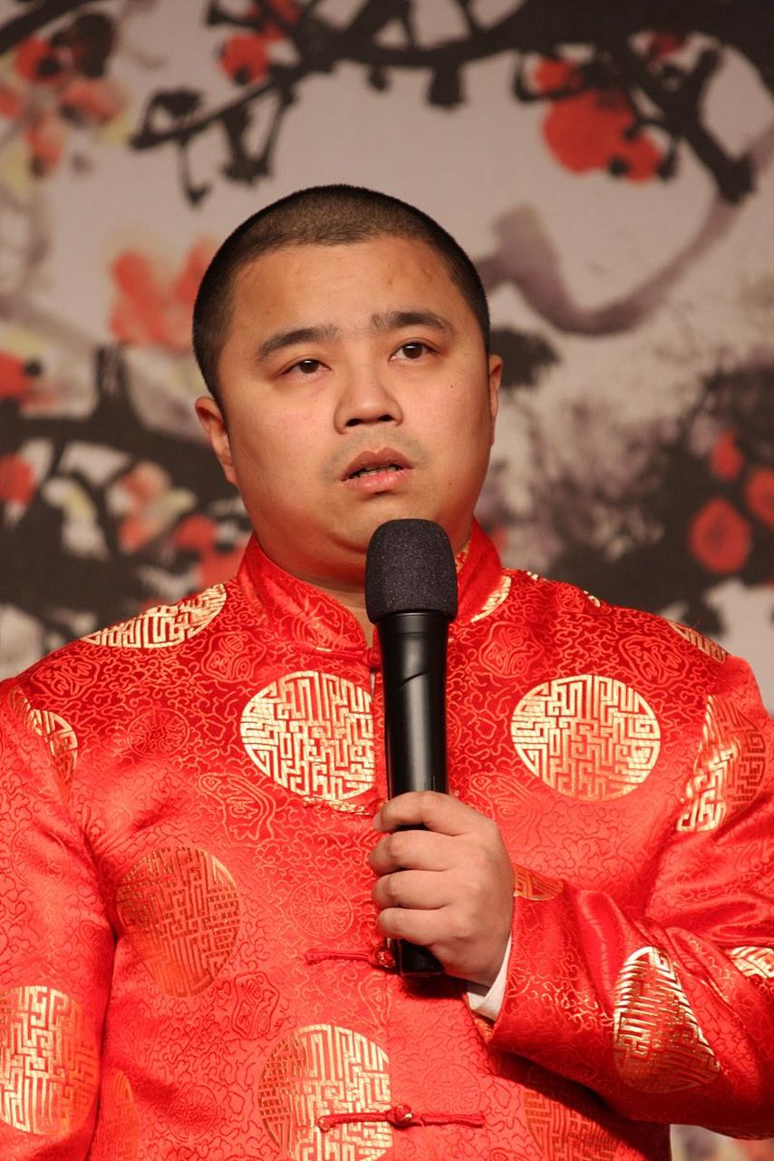 相声演员苗阜,参演了一部电影,我和我的家乡,导演弄了不少海报,每上一