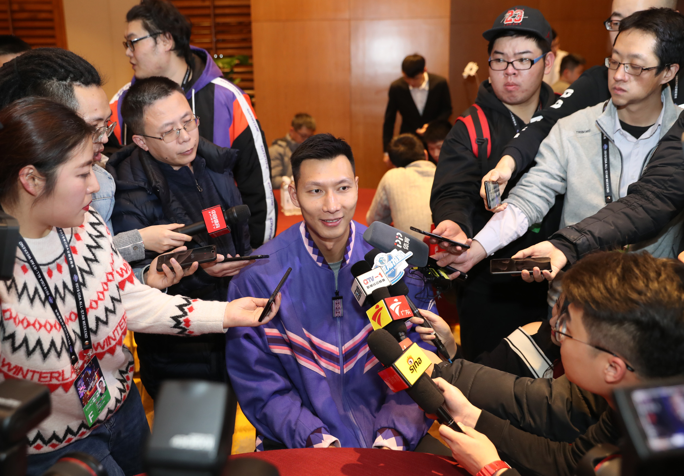 篮球——cba全明星首发球员圆桌采访在青岛举行