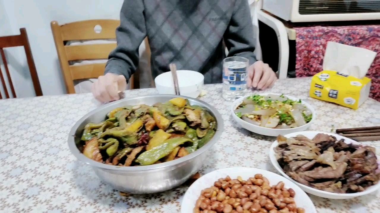 今晚上在家做一道东北家常菜油豆角炖五分钟花肉,味道好极了
