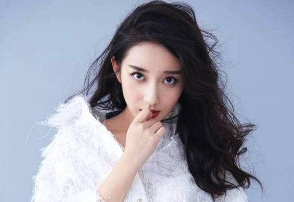 非诚勿扰"最美女观众",3秒镜头被星探发现,如今成明星