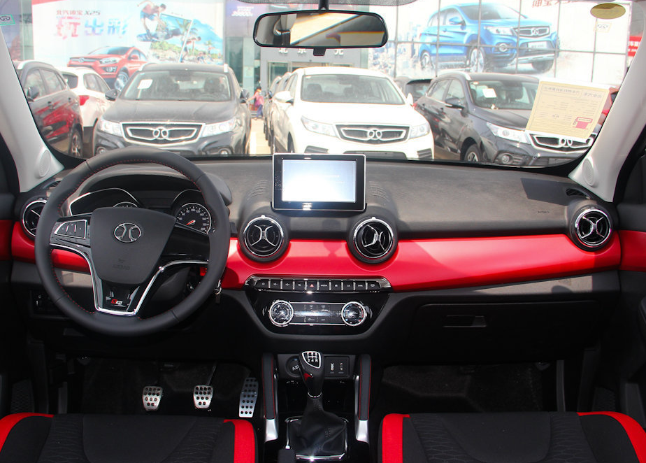 车辆的内饰风格属于耐看型,不夸张也不老气,风格属于十分简约的类型