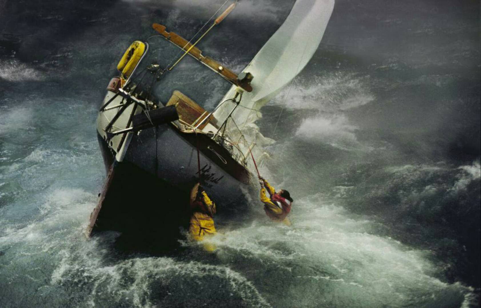 看的过程中我甚至几次想去搜索什么样的船才能抗过飓风.