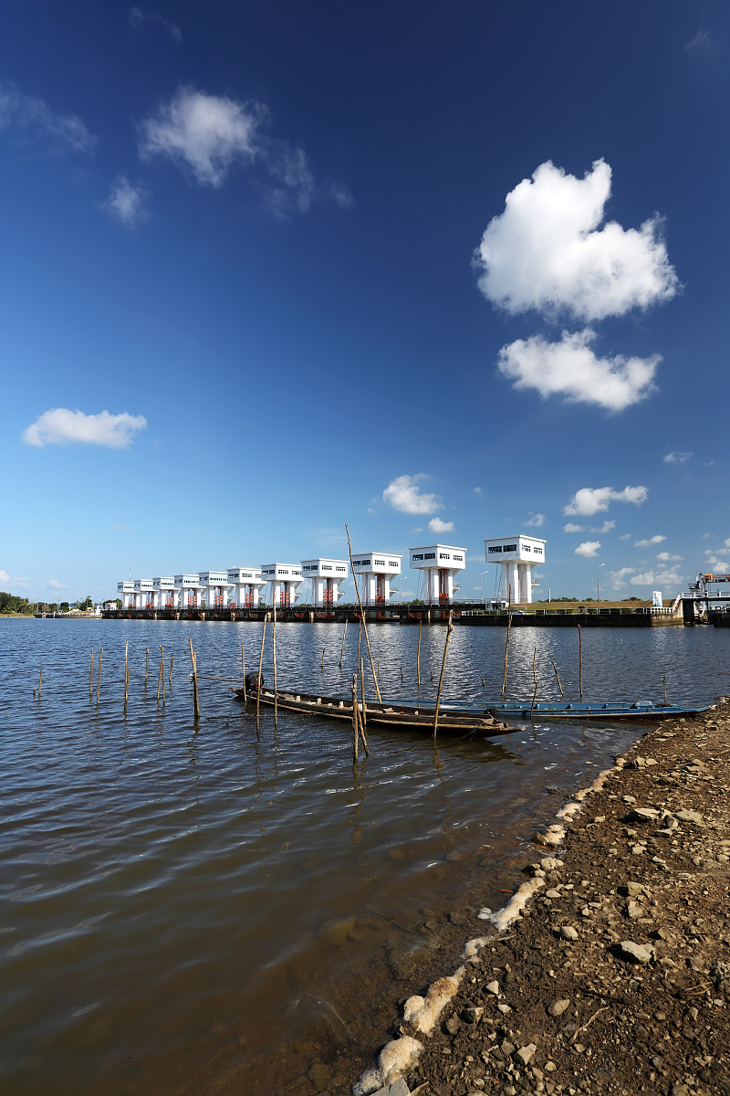 冬天的海埂大坝让你心旷神怡,十分的舒服