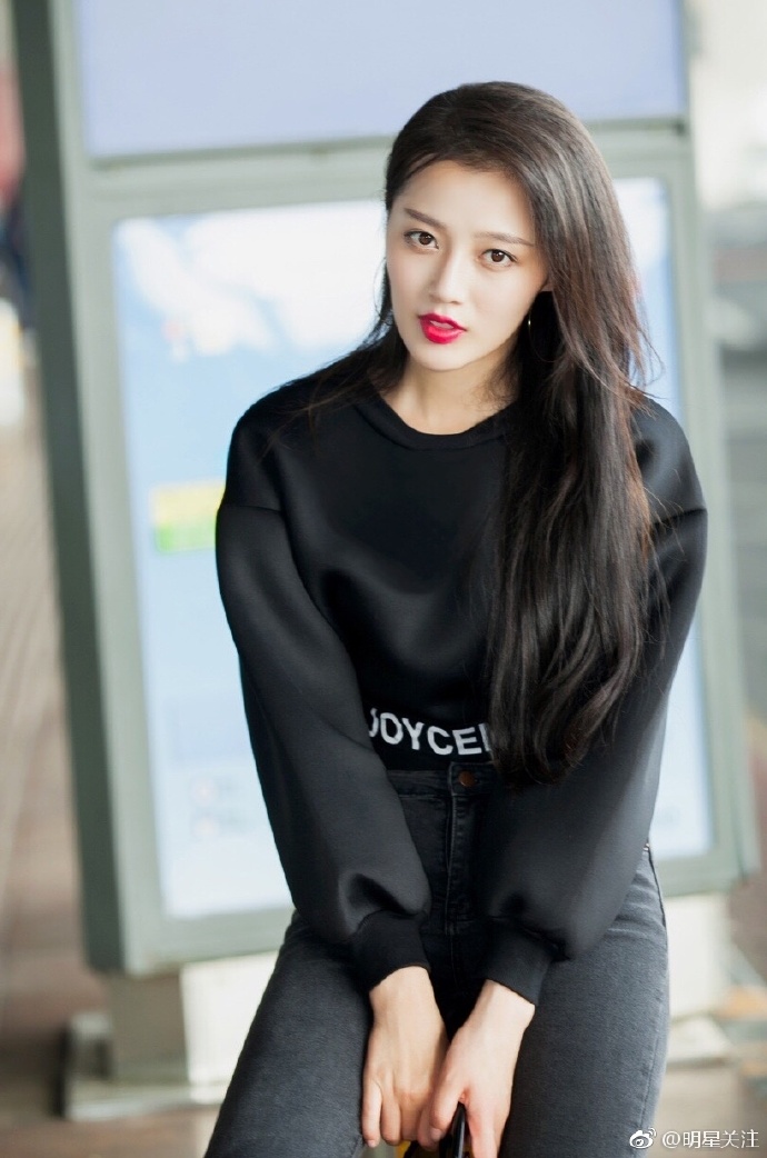 新人演员王秀竹为博眼球穿露脐装,露小蛮腰为了红真是敢穿啊