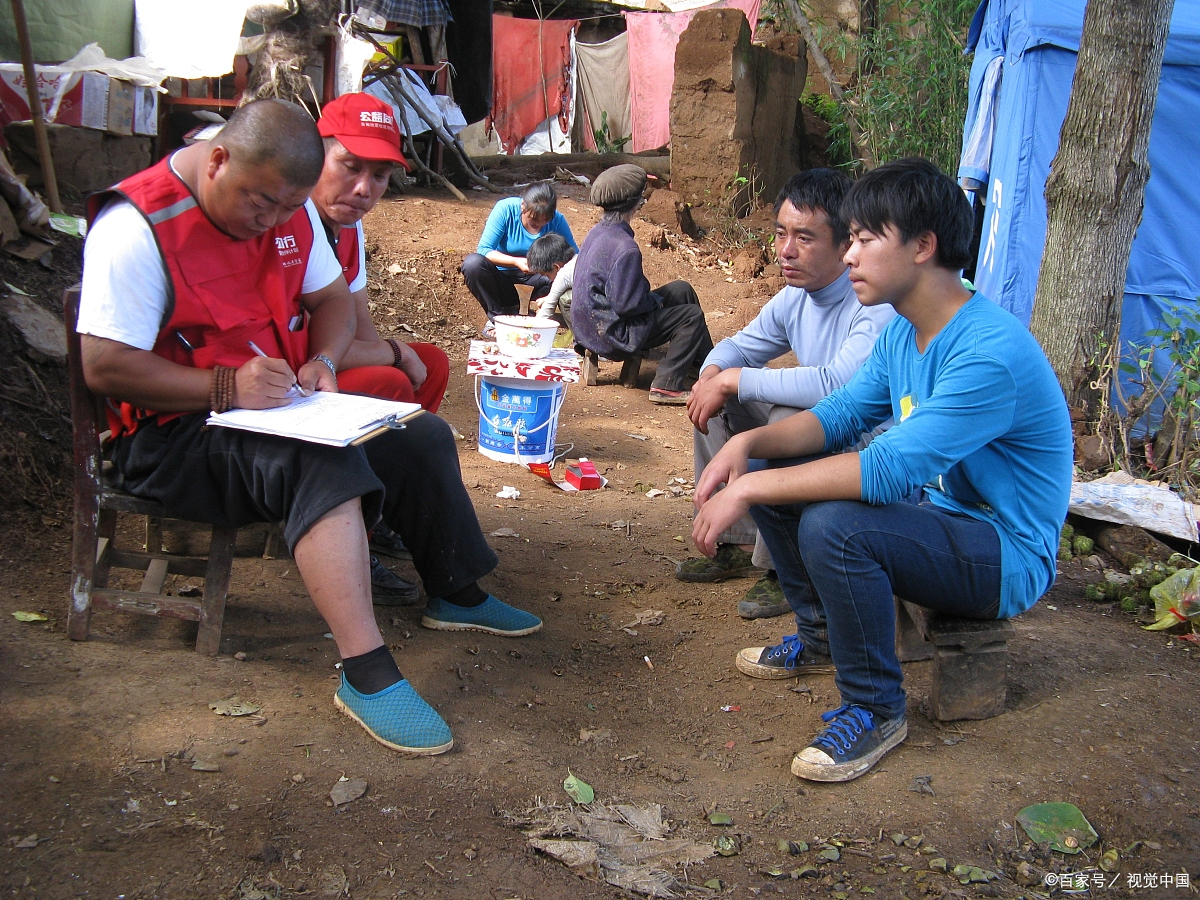 我和队友们一起准备周末的支教活动.在这个小团队里,我学会了责任