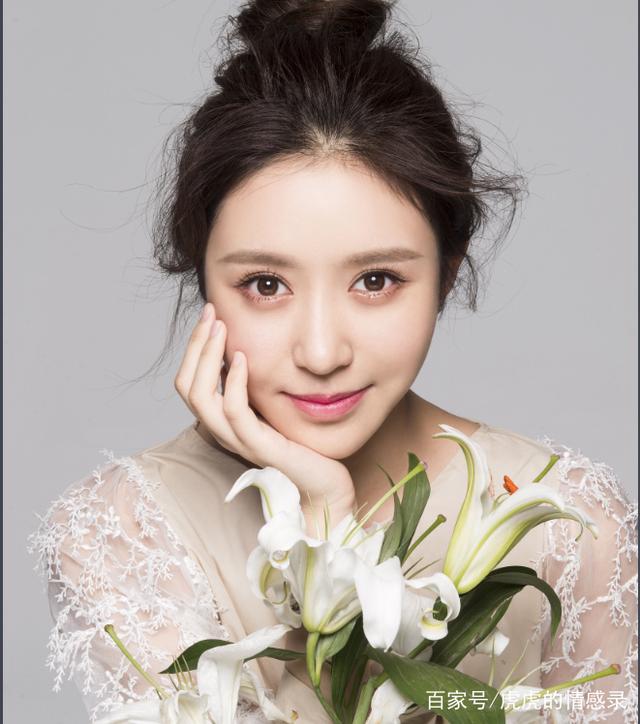 付蓉儿:. 淡雅脱俗,丰姿绰约