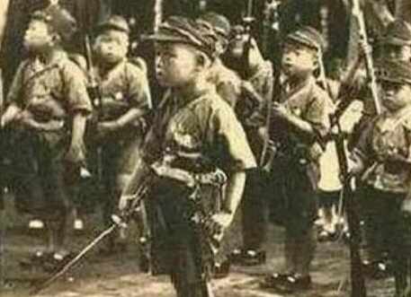 日本不敢公开的照片,连小孩子都投入战场,揭露日本人