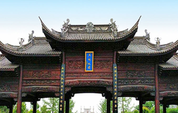 启封楼是景区的标志性建筑,为七门八柱结构,通体采用南非水胶木榫卯