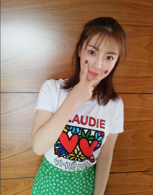 曾是优秀主持人,拍戏搭档孙俪张嘉译不火,如今31岁像个少女