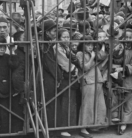 老照片:淞沪会战期间百万难民无家可归 处境凄惨