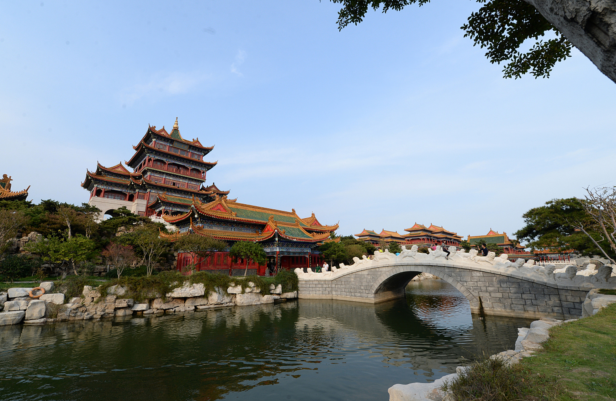 三仙山风景区位于烟台市蓬莱区北端的黄海之滨,西与八仙过海景区,三