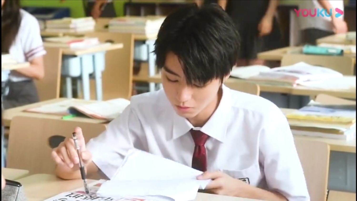 纵观宝延学长一天的学霸生活 王俊凯白色校服好清新帅气